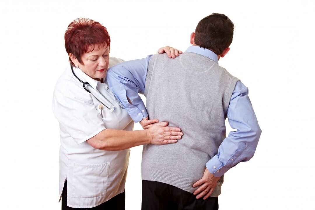 Il medico esamina un paziente con mal di schiena