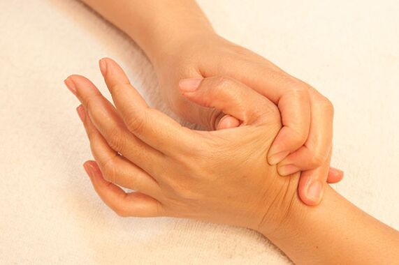 Le articolazioni delle dita possono essere massaggiate per alleviare i sintomi. 
