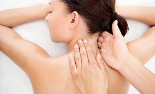 Massaggio al collo per rilassare i muscoli, alleviare tensioni e dolori