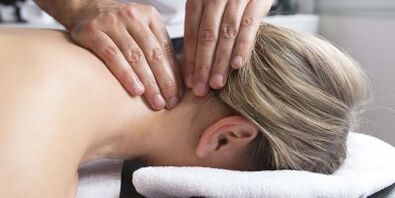 Massaggio al collo per l'osteocondrosi cervicale